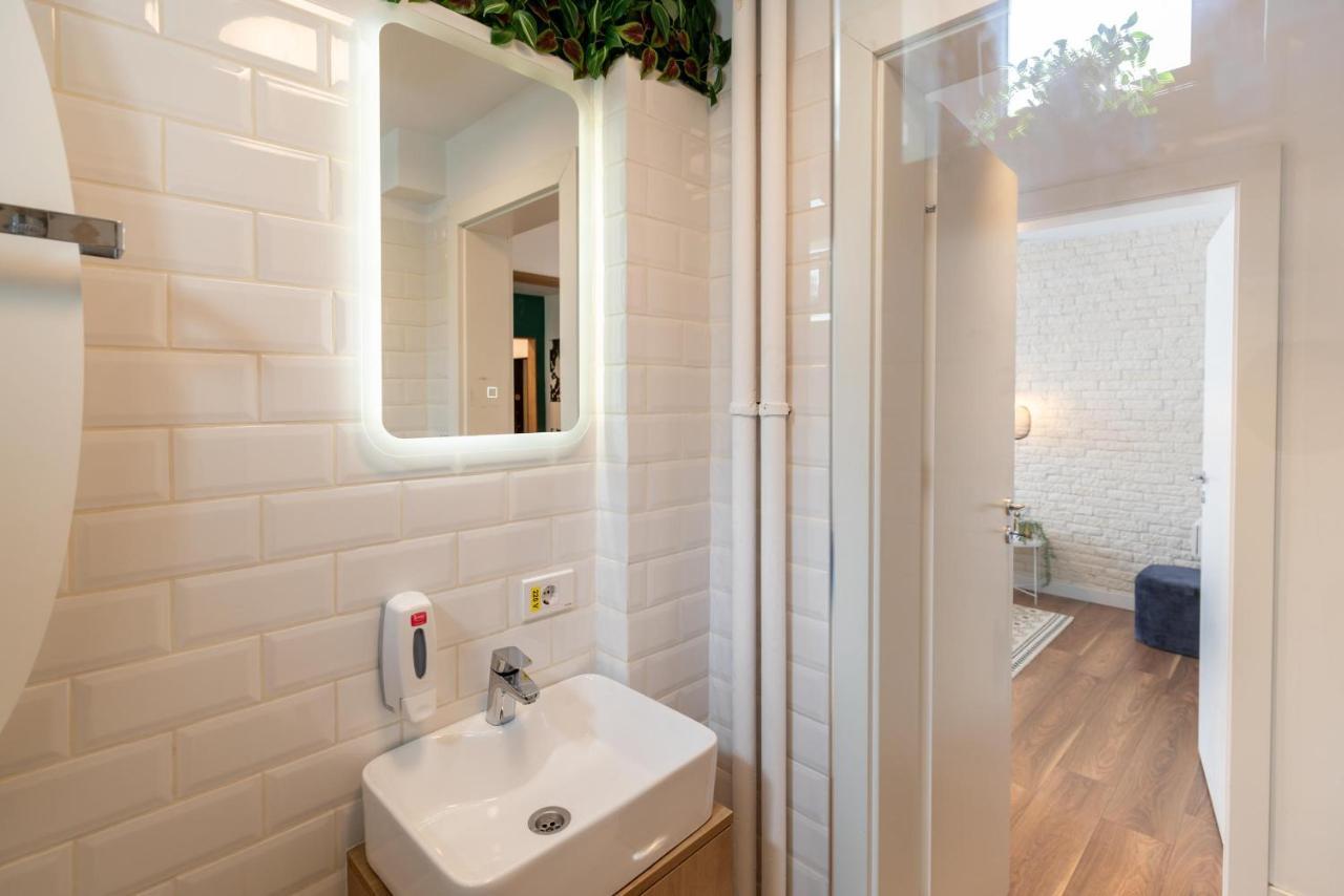 Downtown Retreat: Spacious 2-Br By Unirii Square Bucareste Exterior foto