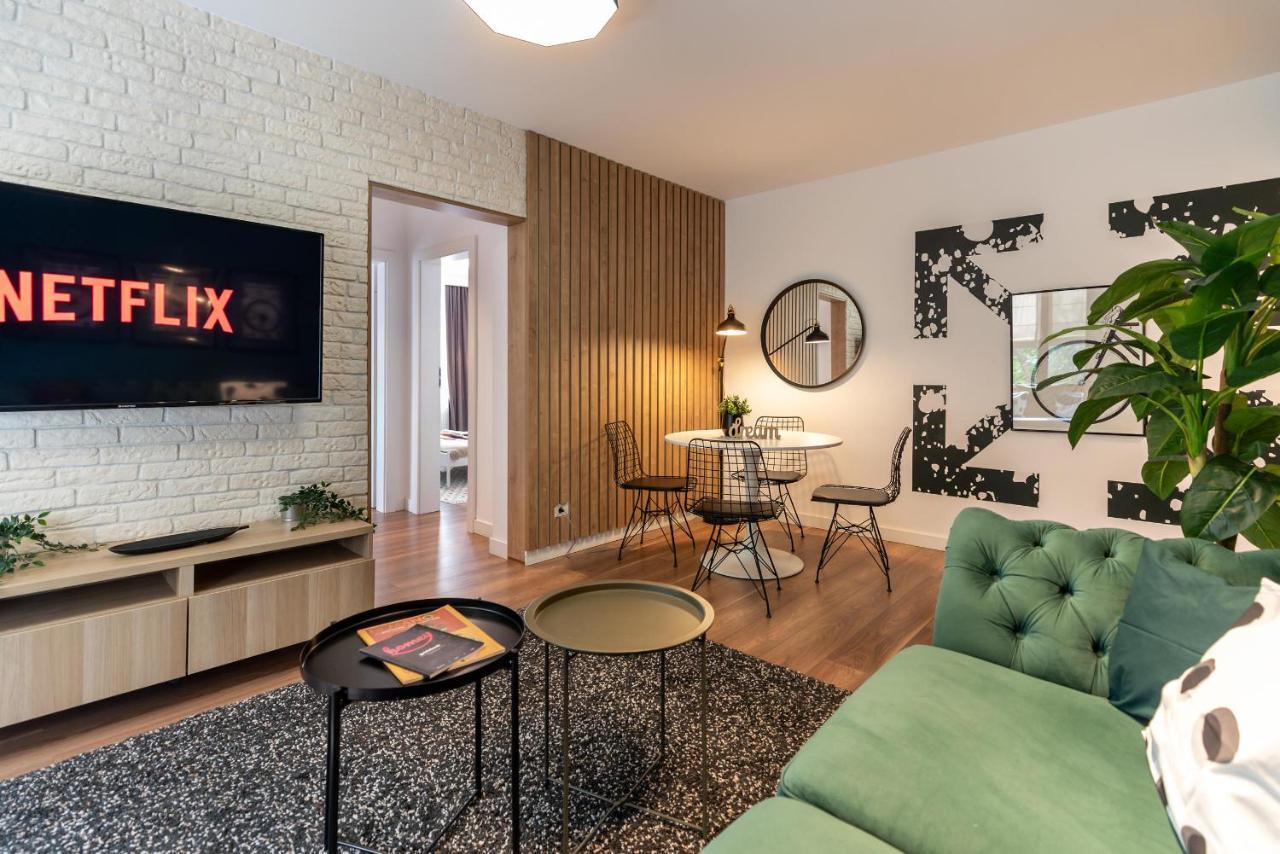 Downtown Retreat: Spacious 2-Br By Unirii Square Bucareste Exterior foto