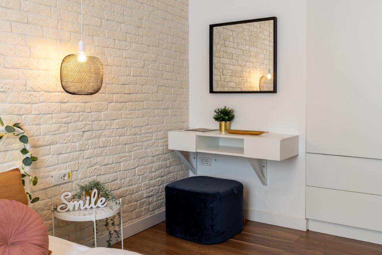 Downtown Retreat: Spacious 2-Br By Unirii Square Bucareste Exterior foto