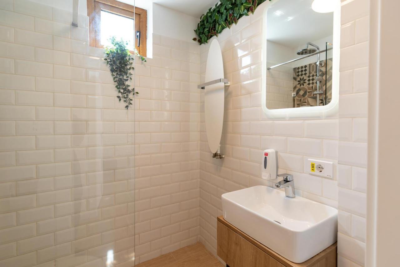 Downtown Retreat: Spacious 2-Br By Unirii Square Bucareste Exterior foto