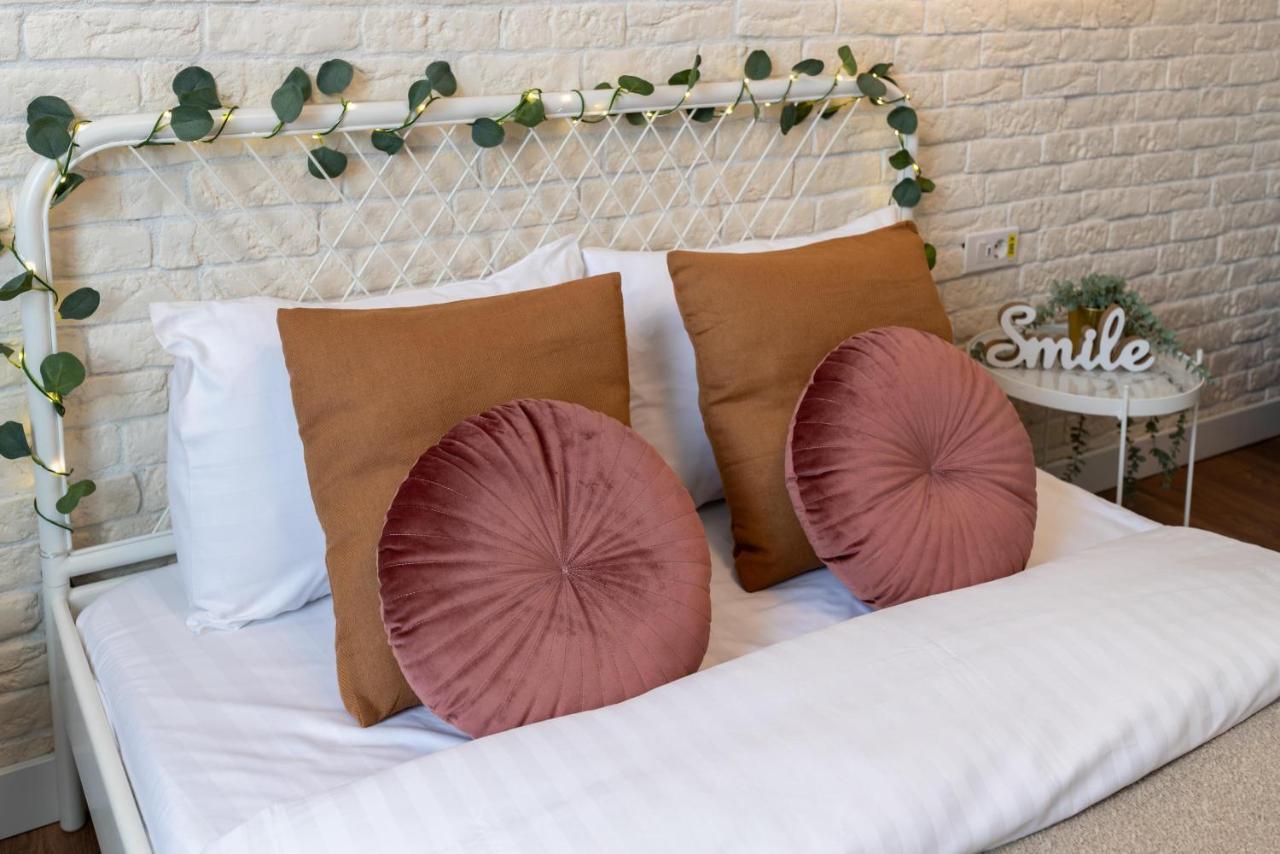 Downtown Retreat: Spacious 2-Br By Unirii Square Bucareste Exterior foto